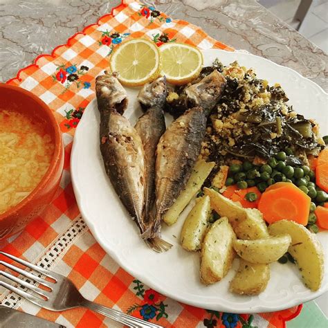 Carapaus Fritos E Arroz De FeijÃo Taverna Do Merceeiro