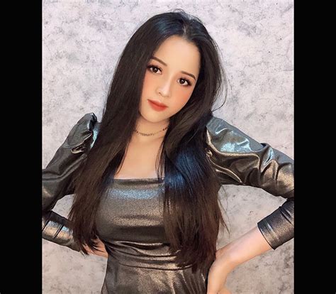 Hot girl kính cận thích thả rông vì vòng một ngày càng lên size Titanic Nơi mọi thứ được chia sẻ