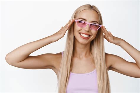Portrait D Une Fille Blonde L Gante En Lunettes De Soleil Roses Souriante Heureuse Et Regardant