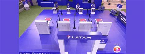 LATAM se aproxima dos brasileiros e é a primeira companhia aérea a