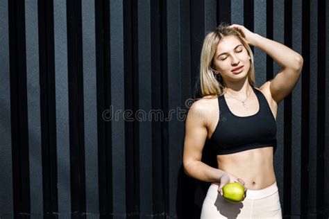 Une Jeune Femme Blonde Sympathique Passe Activement Du Temps à L extérieur Tenant Une Pomme