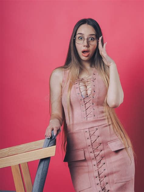 Brunette Sexy Girl De Fundo Rosa Foto De Stock Imagem De Beleza Forma 175155096