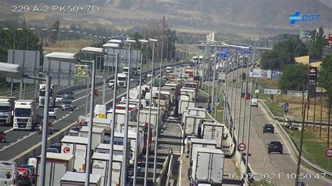 Un camión choca contra una furgoneta de mantenimiento de la Autovía A2