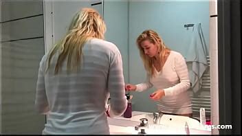 Exhibiendo mi coño en público en Cassis XVIDEOS