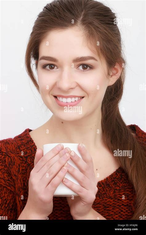 Tr S Belle Jeune Fille Blonde Dans Un Rouge Assis Sur Un Canap Dans Un Salon De Beaut Photo