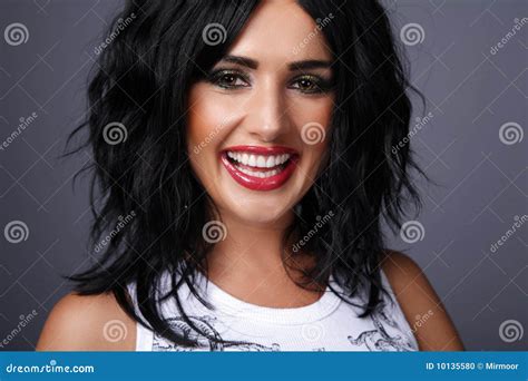 Brunette Met Krullend Haar Stock Foto Image Of Menselijk Maak