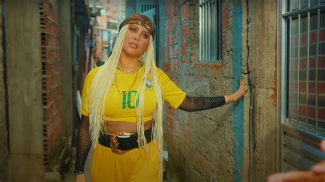 Wanda Nara lanzó su nueva canción y sorprendió hablando en portugués