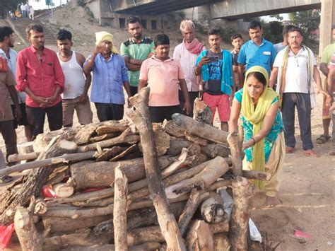 ट्रेन से कटकर पिता की गई थी जान डेहरी में किराए पर रहते थे पिता बेटी Daughter Did Last Ritual