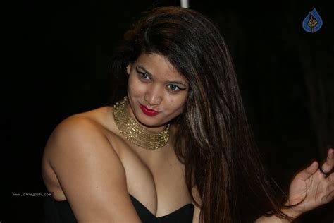 Himani Hot Stills Photo 39 Of 186
