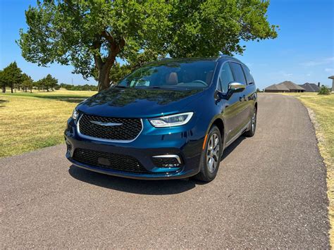 2022 Chrysler Pacifica Pinnacle Hybrid Review: The Master of Minivans