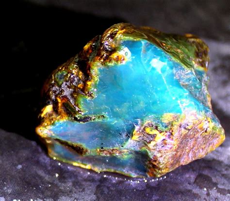 Камень голубой янтарь и его описание, магические свойства, ювелирные ...