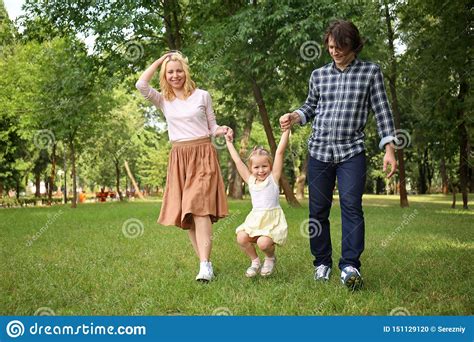 Familia Feliz Que Camina En Parque Verde Foto De Archivo Imagen De