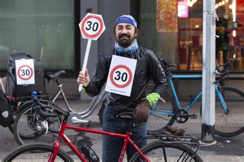 Sfila A Milano La Ciclabile Umana Per Una Citt A All Ora