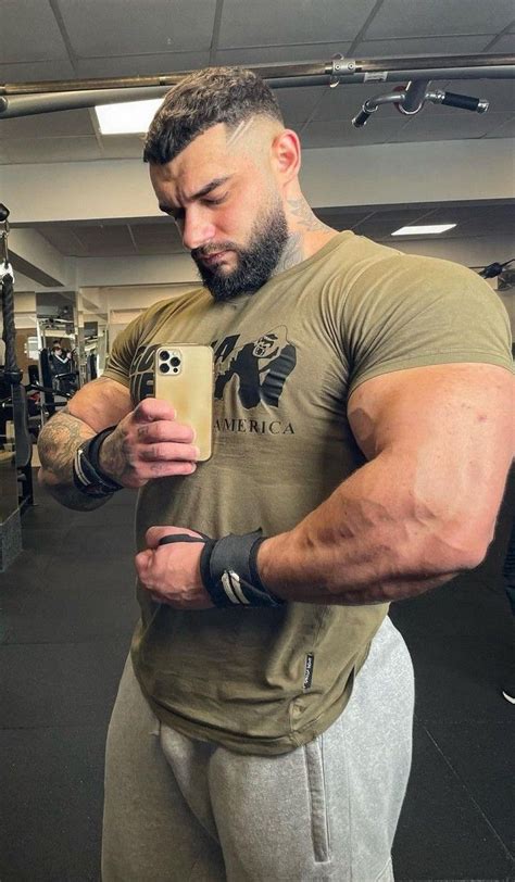 Pin En Hot En 2024 Hombres Robustos Estilo De Ropa Hombre Hombres