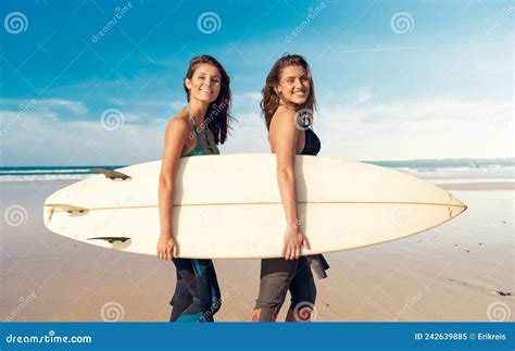 Surfista Imagen De Archivo Imagen De Morena Bikini