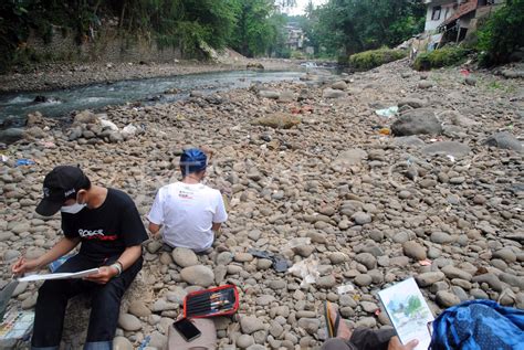 MENGGAMBAR SKETSA DI BANTARAN SUNGAI CILIWUNG ANTARA Foto