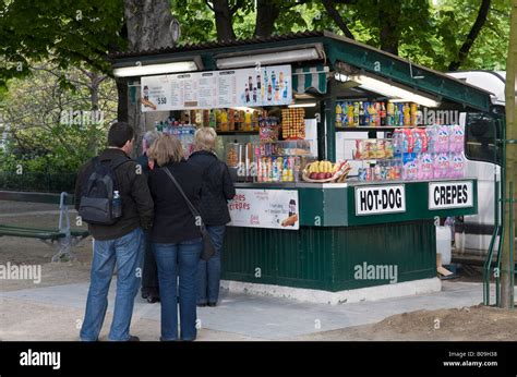 Snack Auf Den Champs Elysees Fotos Und Bildmaterial In Hoher