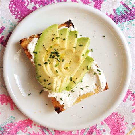 Tostada con crema de queso y aguacate | Cream cheese and avocado toast