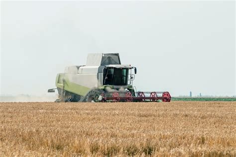 Cosechadora Trabajando En Un Campo De Trigo Cosecha De Trigo Foto