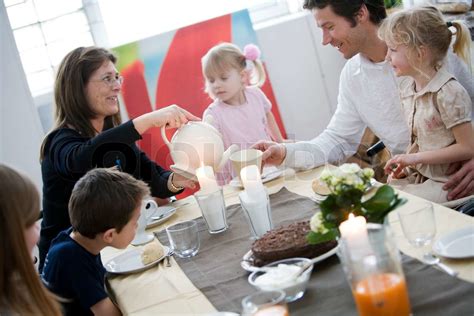 Familie Som Spiser Kage Sammen Stock Foto Colourbox