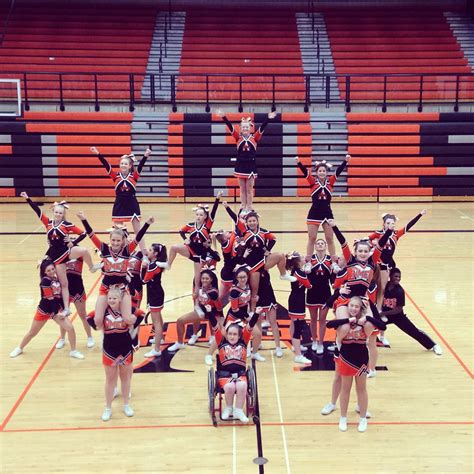 33 people easy large group pyramid | Cheer stunts, School cheerleading, Pyramids