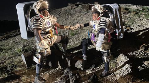 Astronauta De La Nasa Camina Sobre La Luna Para Prepararse Para El