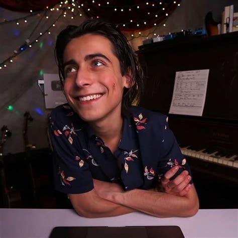 Aidan Gallagher Hot Actors Funny Umbrella Best Umbrella