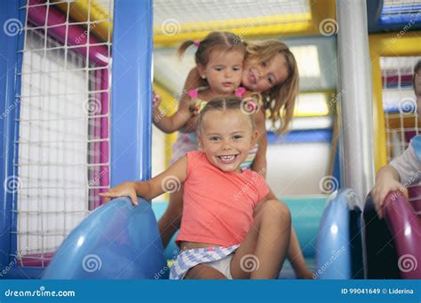 Drei Kleine Mädchen Im Spielplatz Stockbild Bild Von Kinder Freundlich 99041649