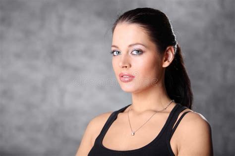 Ritratto Di Bella Ragazza Del Brunette Fotografia Stock Immagine Di Adulto Clavicola 27754342