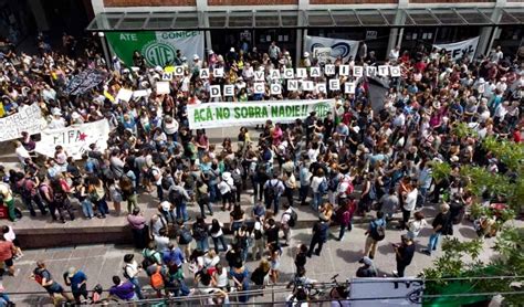 Por La Continuidad De Las Becas Y En Repudio Al Desfinanciamiento