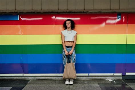 Un Homme Gay Aux Cheveux Bouclés S appuyant Sur Une Paire Peinte Dans Les Couleurs Du Drapeau De