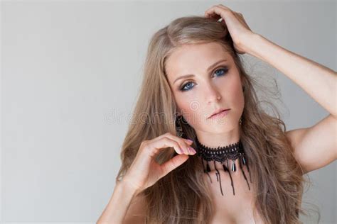 Fille Blonde Avec Des Yeux Bleus En Bref Sur Un Fond Blanc Image stock Image du modèle main