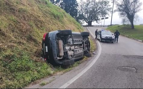 Se Registra Fuerte Volcadura De Camioneta Particular Reportan 3