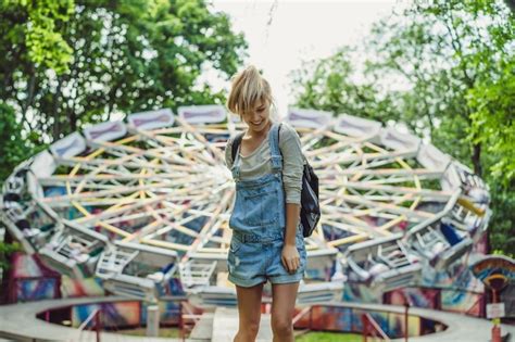 Belle Jeune Fille Blonde En Denim Dans L Ensemble Avec Un Sac Dos Posant Dans Un Parc D