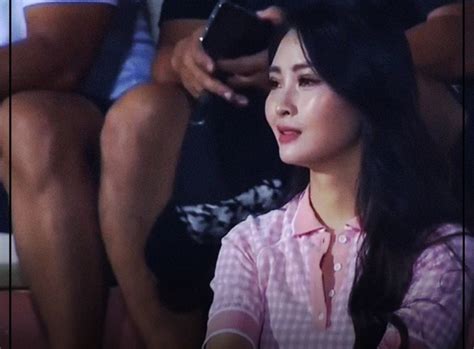 Camera liên tục săm soi hot girl trên khán đài khiến dân mạng gây tranh cãi