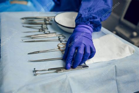 La Mano En Un Guante Azul Coloca Instrumentos Quir Rgicos En El