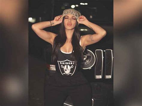 Jimena Sánchez asolea sus atributos acostada en la playa con sexy bikini TRIBUNA