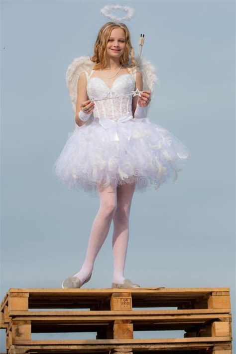 Portrait De Petite Fille Blonde Bouclée D ange La Notion D enfant Innocent Concept D amour L