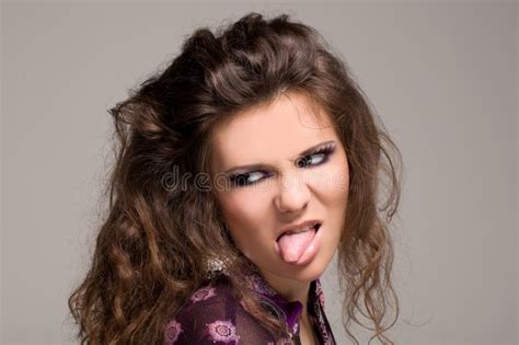 Fille Sexy De Brunette Avec Le Long Cheveu Ondulé Photo stock Image du fascinant base