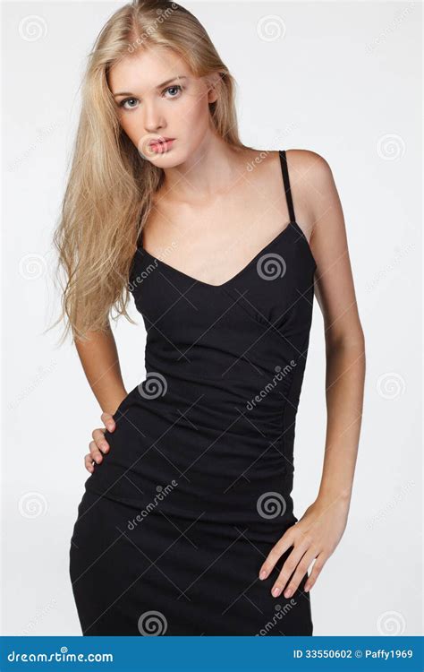 Sinnliche Blonde Frau Im Schwarzen Kleid Stockfoto Bild Von Erwachsener Kleid 33550602