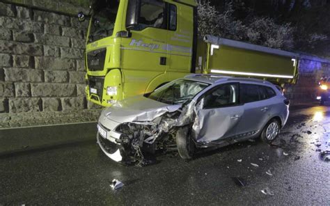 Schwerer Unfall im Kreis Kulmbach Opel schleudert über Fahrbahn