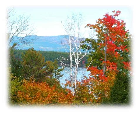 Fall Foliage and Leaf Peeping Around Lake Winnipesaukee in New Hampshire