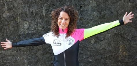 Paola Gianotti La Ciclista Verso La Fine Del Tour In Bici Per L