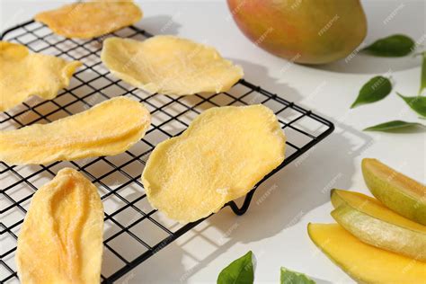 Free Photo Dried Mango Chips With Fresh Sliced Mango