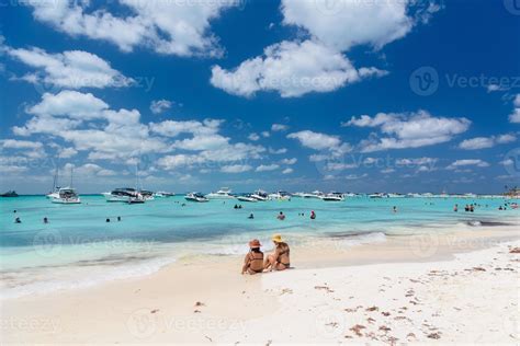chicas sexy damas están sentadas en bikini brasileño en una playa de