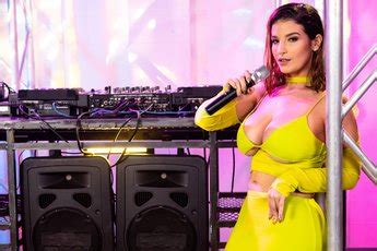 Curvy Brunette Babe LaSirena Revealing Her Amazing Naked Guns Photos