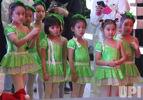 Photo Young Chinese Ballerinas Prepare To Perform In Beijing China