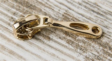 Пуллер (язычок) для молнии с логотипом - изготовление на заказ в ТМ ...