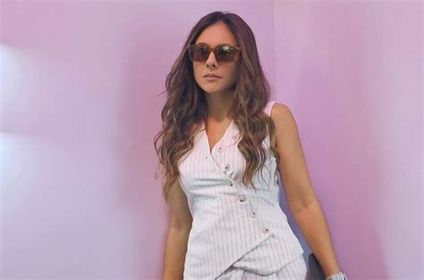 Basah Kuyup Sambil Berenang Wulan Guritno Tampil Seksi Pakai Backless Bikini Stylo