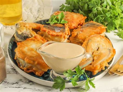 Тушеная скумбрия на сковороде с луком — рецепт с фото пошагово